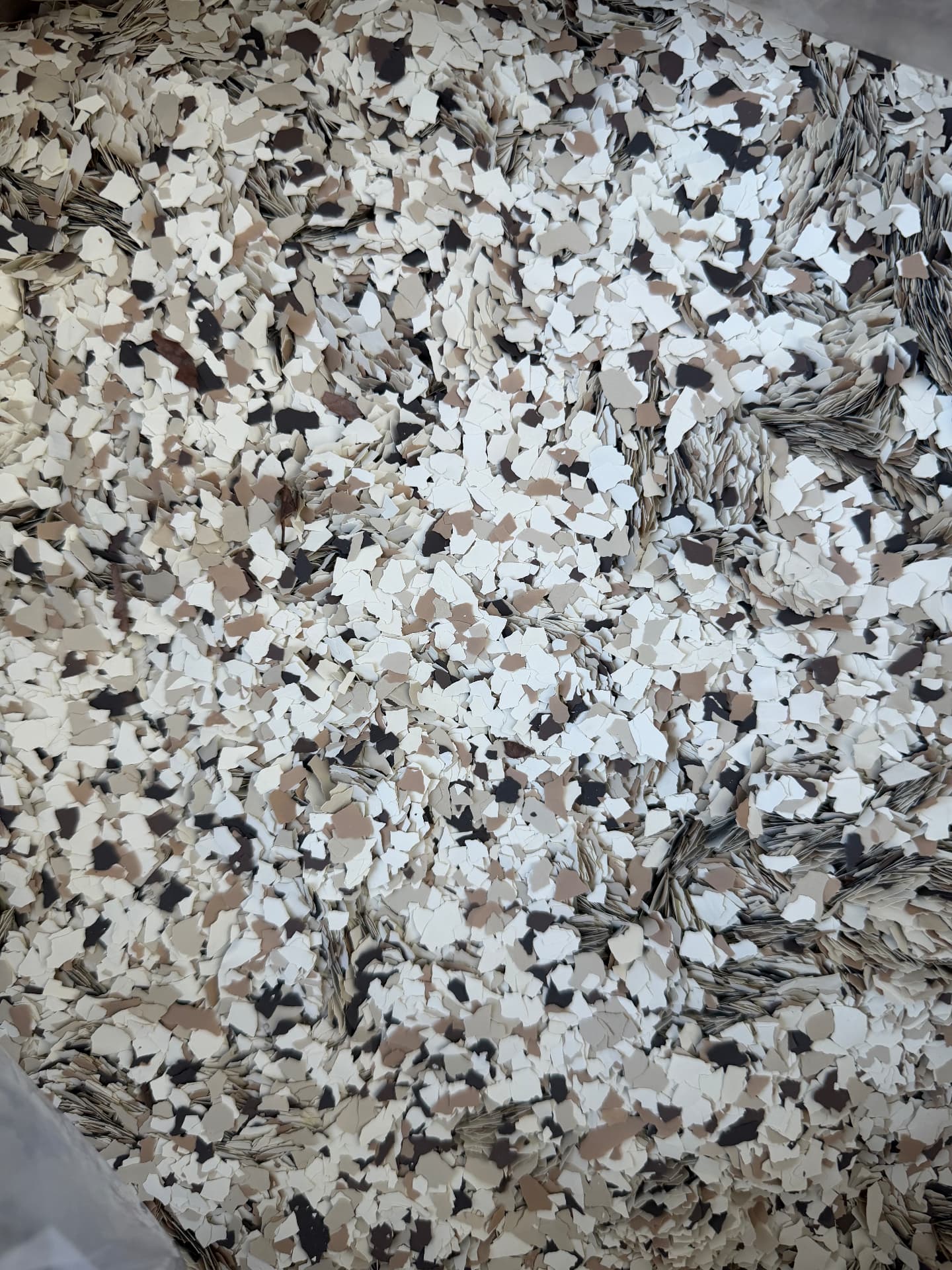 Albino epoxy flake color blend
